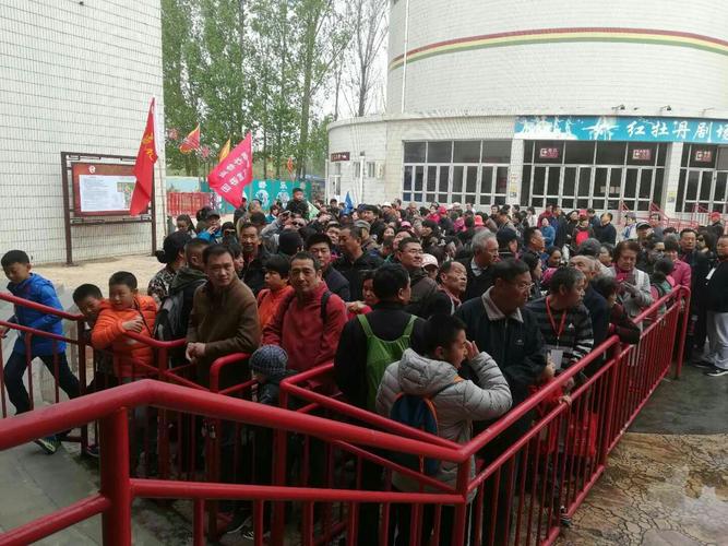 组织开展"传承中华文化,瞻仰杂技艺术"参观吴桥杂技大世界活动