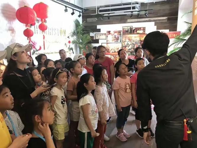 在巧克力工厂,一起观看巧克力的制作过程国际青少年艺术交流展演给